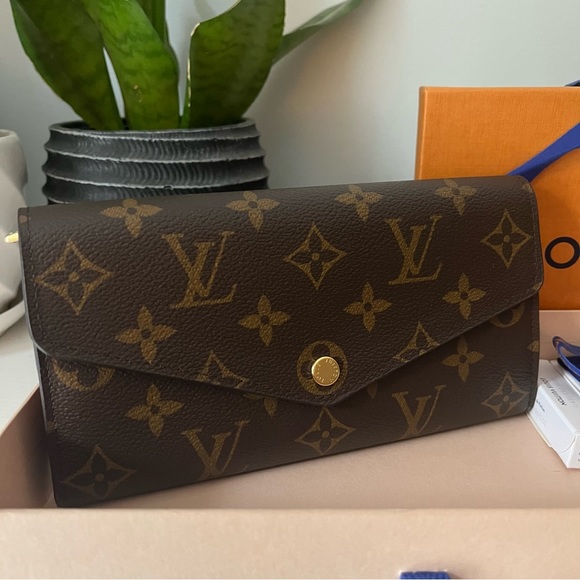 NWT Louis Vuitton M60531 Sarah Wallet Monogram with Brown Interior - Picture 3 of 9